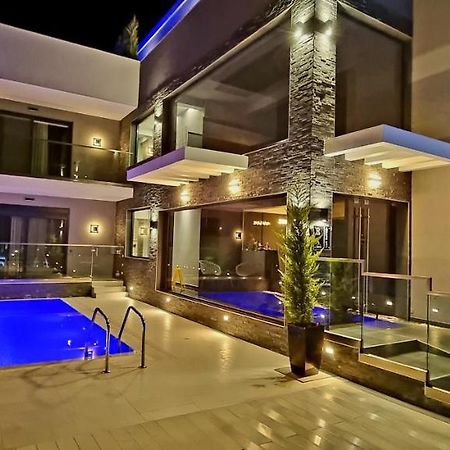 Luxsuites Ofrinion Exterior photo