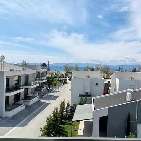 Luxsuites Ofrinion Exterior photo