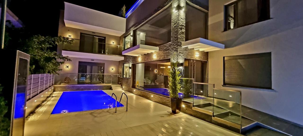 Luxsuites Ofrinion Exterior photo