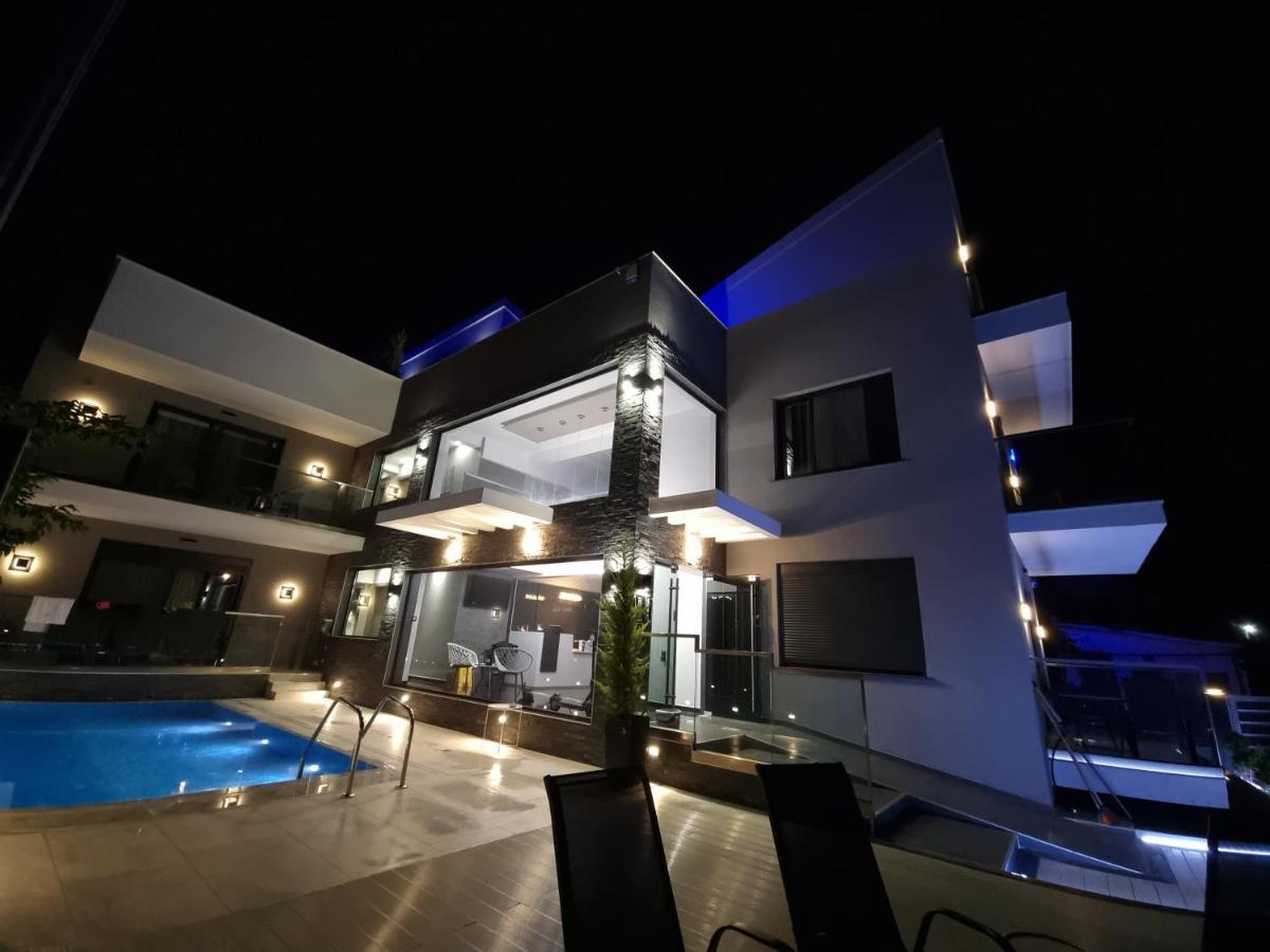 Luxsuites Ofrinion Exterior photo