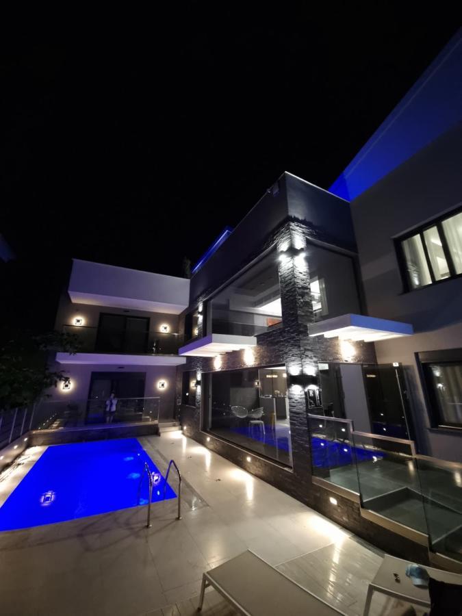 Luxsuites Ofrinion Exterior photo