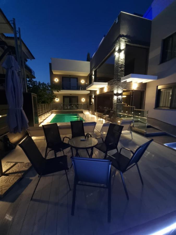 Luxsuites Ofrinion Exterior photo