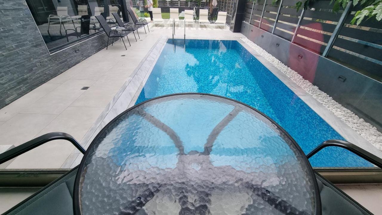 Luxsuites Ofrinion Exterior photo
