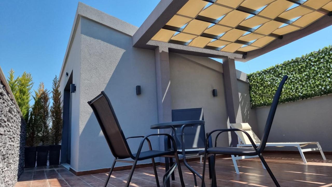 Luxsuites Ofrinion Exterior photo