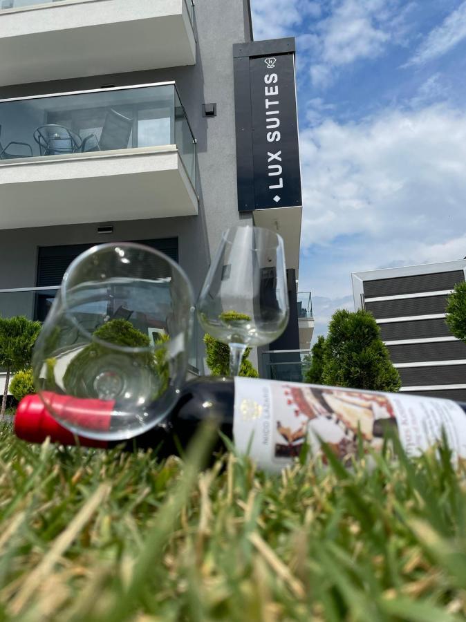 Luxsuites Ofrinion Exterior photo